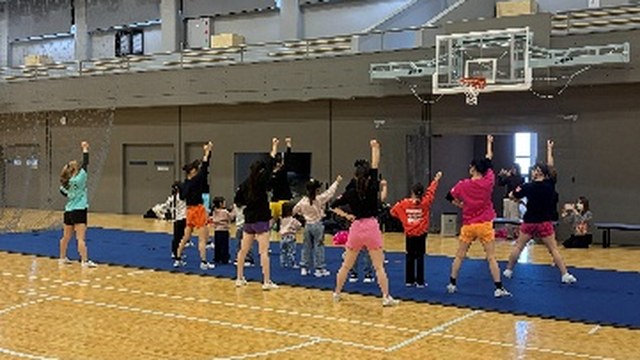 バトントワリング・チアリーディング体験 ~バトントワリング・チアリーディング・ダンスを体験してもらい、これらのスポーツの楽しさを知ってもらう~
